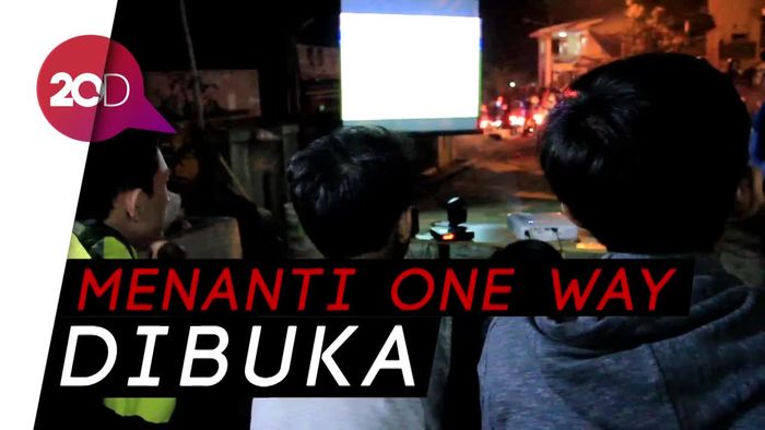 Saat Pemudik Nonton Piala Dunia kala Macet di Nagreg