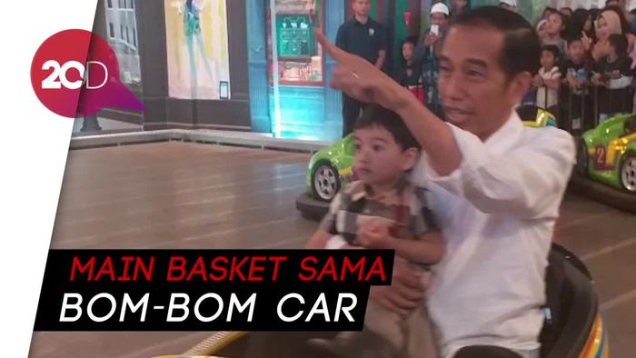 Keseruan Jokowi Ajak Cucu Main di Transmart