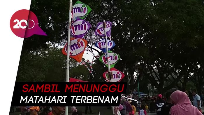Asyiknya Main Layangan Mini di Sore Hari