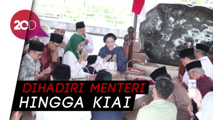 Tangis Mega di Haul Bung Karno