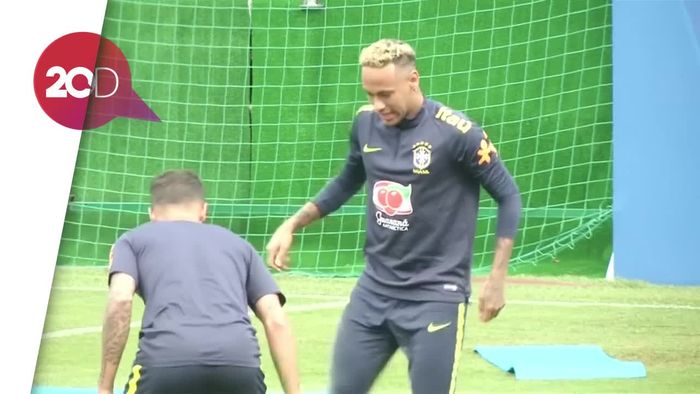 Usai Dihabisi Pemain Swiss, Neymar Tertatih Tinggalkan Latihan