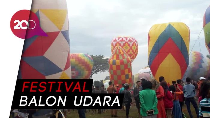Warna-warni Balon Udara Hiasi Bumi Reog
