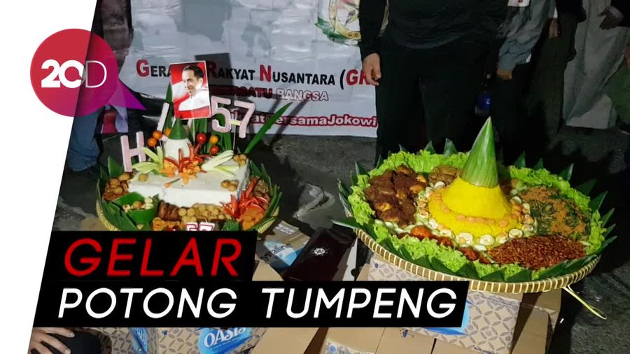 Relawan Rayakan Ulang Tahun Jokowi di Depan Istana