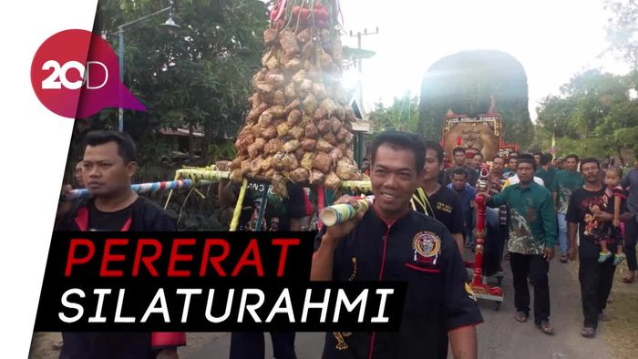 Meriahnya Festival Ketupat Warga Ponorogo