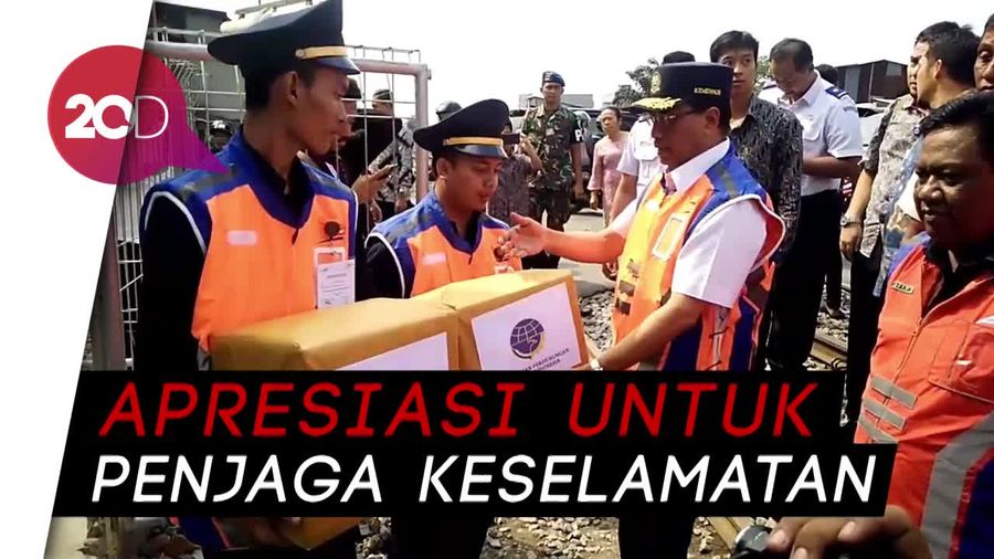 Lewati Perlintasan KA, Menhub Beri Kejutan untuk Penjaga Pintu