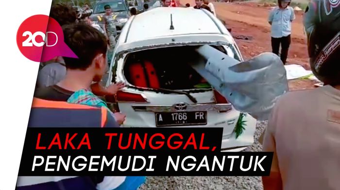 Nahas, Mobil Rusak Parah ‘Tertembus’ Besi Pembatas Tol