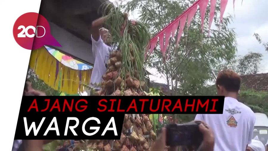 Meriah! Ribuan Warga Trenggalek Berebut Bancakan Ketupat