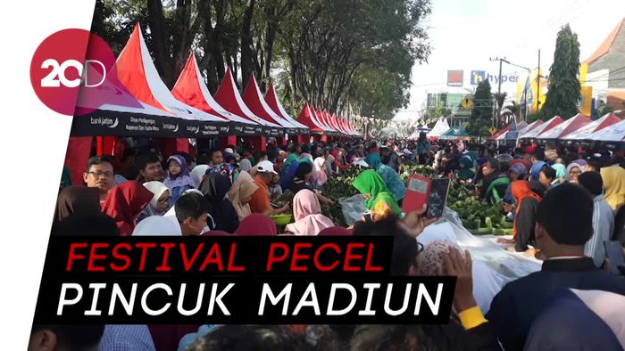 Menyerbu 16.825 Pincuk Nasi Pecel Gratis di Madiun