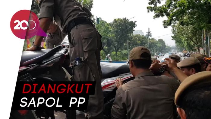 Nasib Apes Motor Tak Bertuan di Depan Kantor Anies 