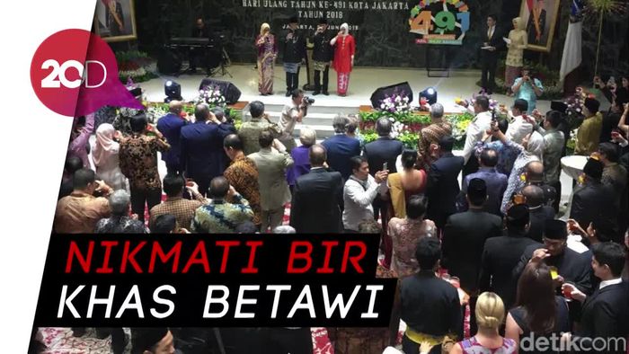 Rayakan HUT DKI, Anies-Sandi Ajak Tamu Bersulang Bir Pletok