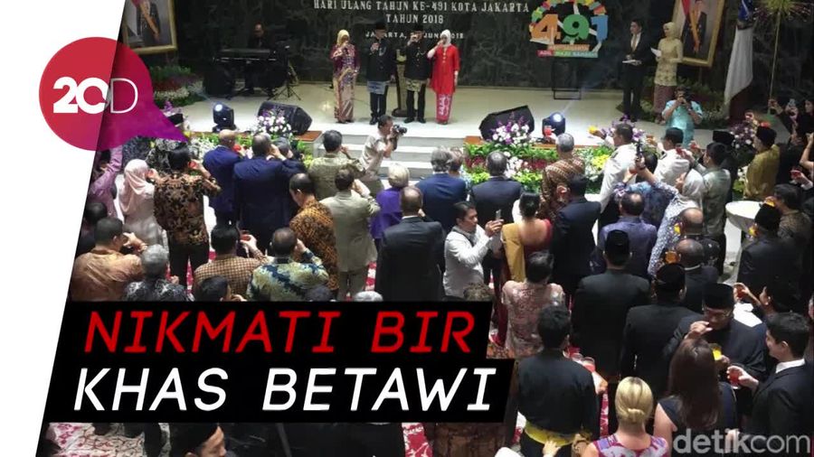 Rayakan HUT DKI, Anies-Sandi Ajak Tamu Bersulang Bir Pletok