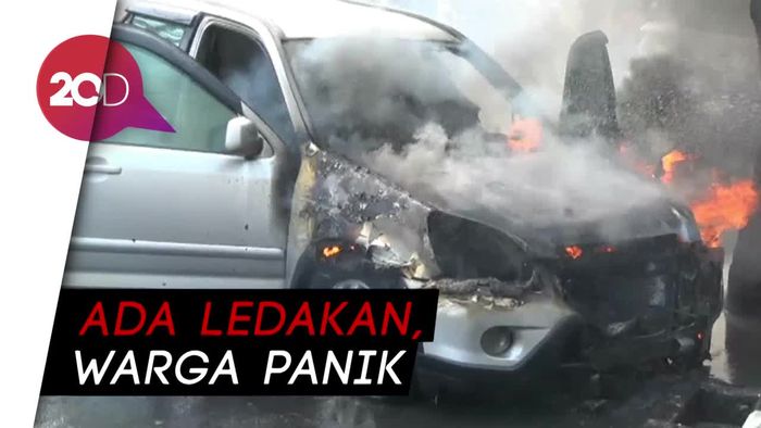 Mobil Hangus Terbakar saat Diparkir