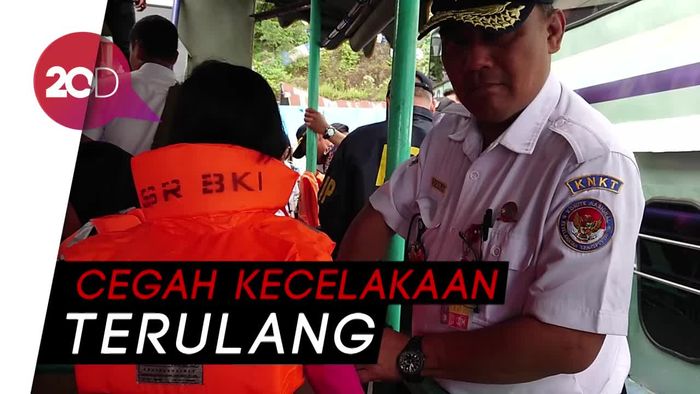 Kemenhub Bagikan 5.000 Life Jacket ke Operator Kapal Danau Toba
