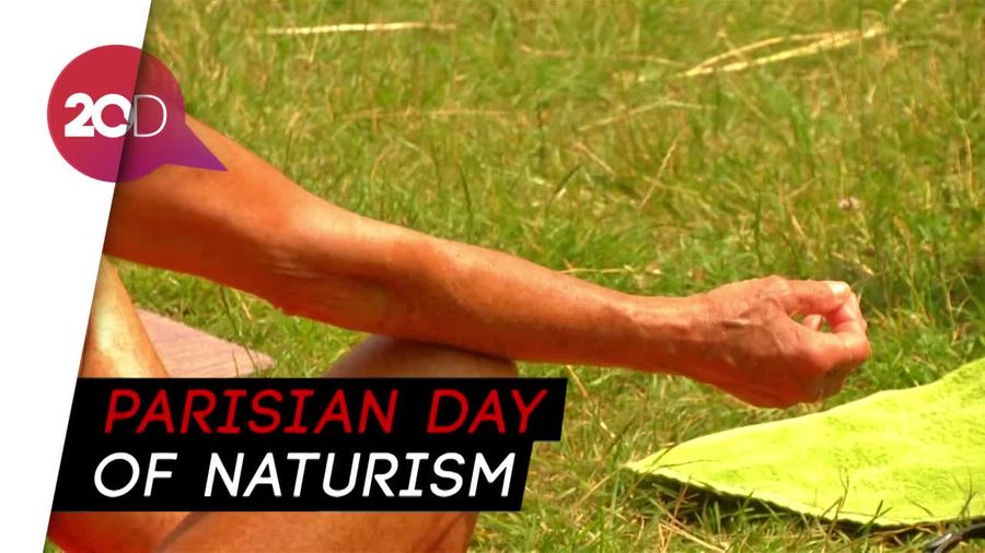 Ratusan Orang Yoga Telanjang di Taman Paris