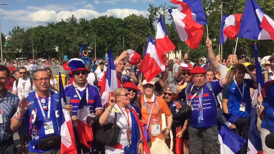 Adu Seru Suporter Prancis dan Denmark