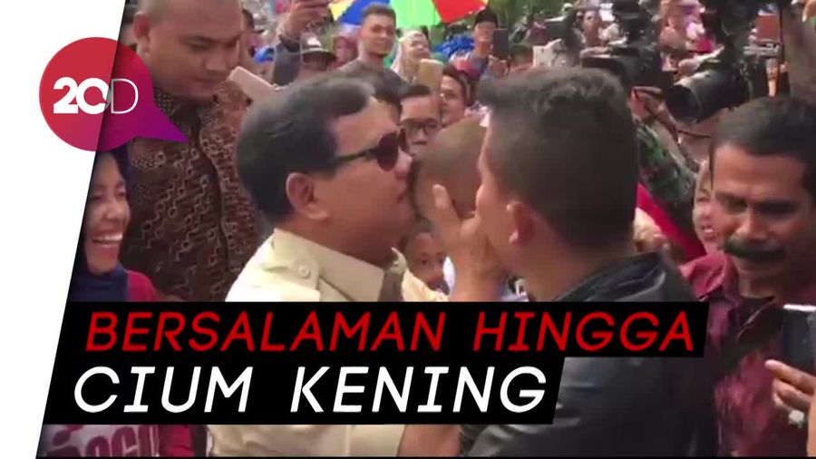 Prabowo Diserbu Warga dan Cium Kening Anak-anak