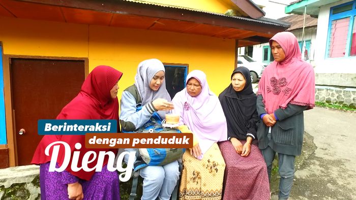 Berinteraksi dengan Penduduk Dieng