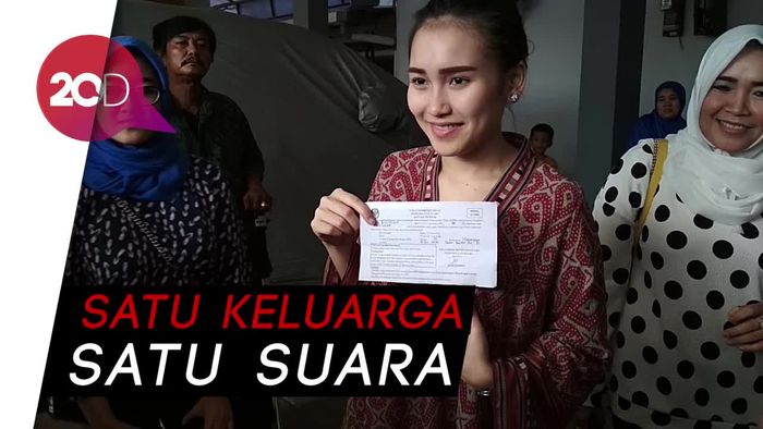 Nyoblos, Ayu Ting Ting Ngikut Pilihan Ayah Rozak