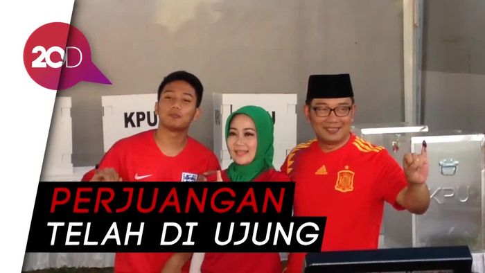 Berjersey Spanyol, Kang Emil Nyoblos Bareng Cinta & Anak Pertama