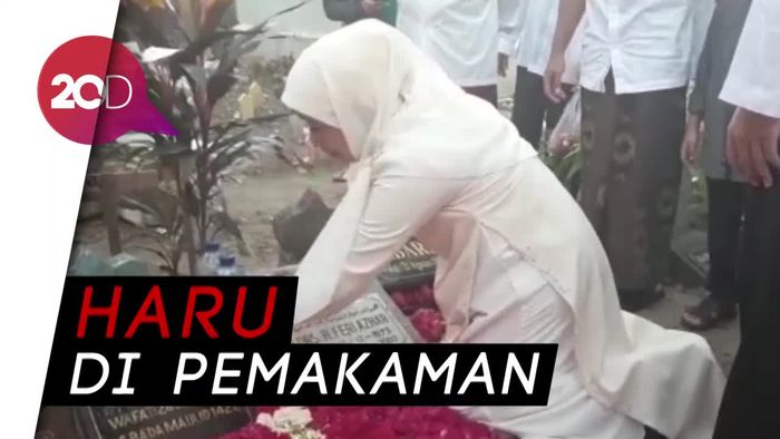 Ziarah Sebelum Nyoblos, Khofifah Nangis