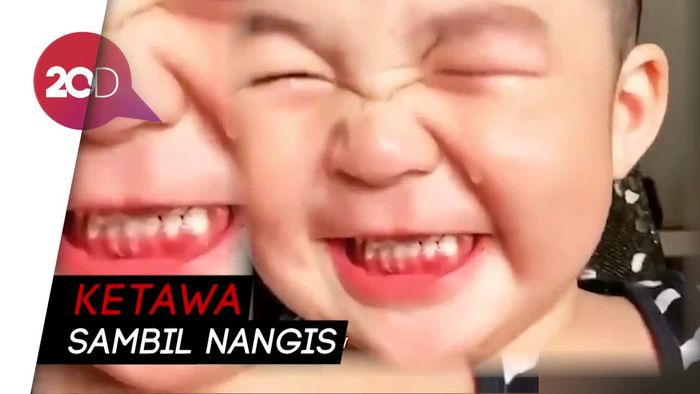 Ekspresi Lucu Balita Dipaksa Ketawa Sambil Nangis