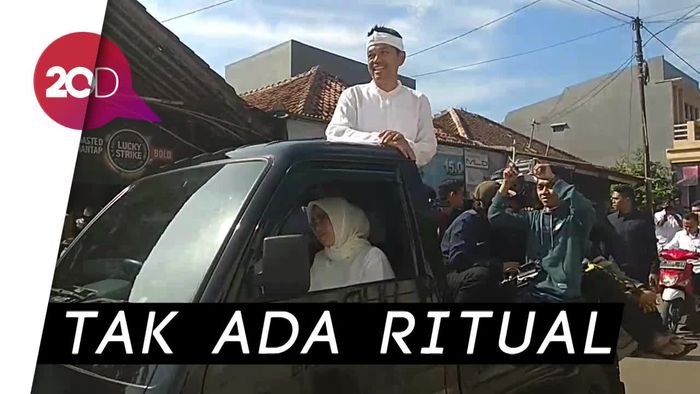 Perpaduan Nuansa Adat dan Piala Dunia di TPS Dedi Mulyadi Nyoblos