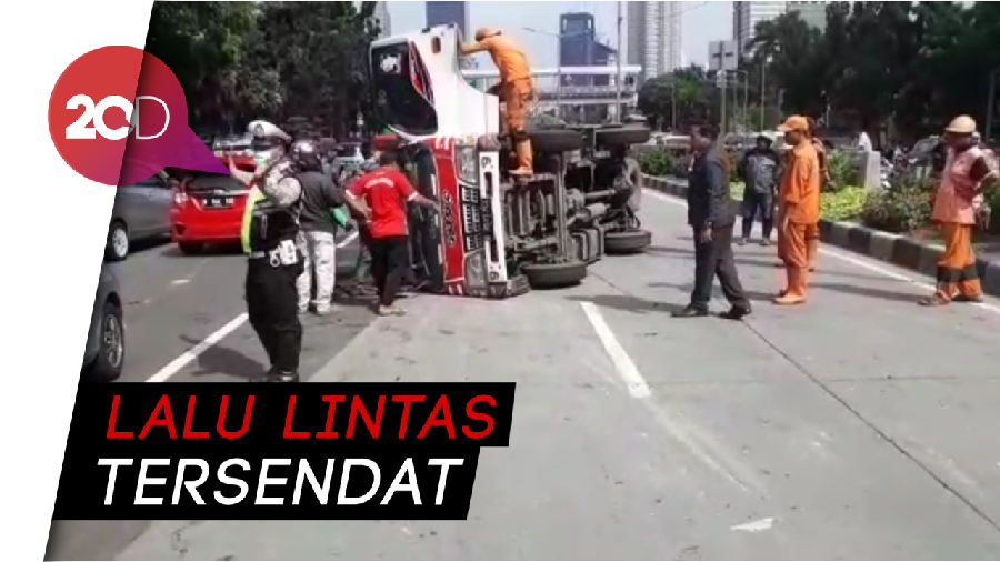 Hindari Jalan Casablanca, Ada Mobil Boks Terguling