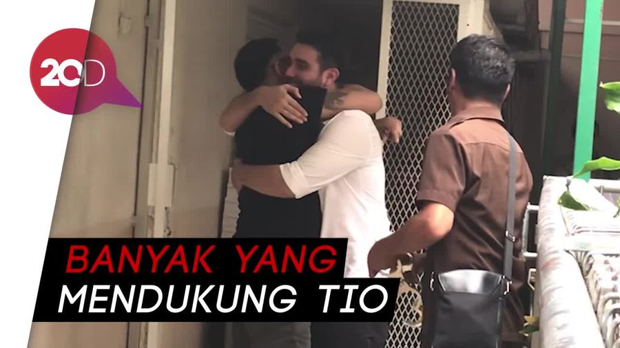 Pelukan Hangat Fachri Albar untuk Tio Pakusadewo