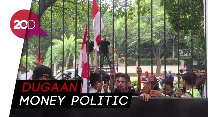 Sejumlah Orang Geruduk KPU Protes Tindakan Kecurangan 