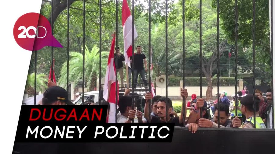 Sejumlah Orang Geruduk KPU Protes Tindakan Kecurangan 