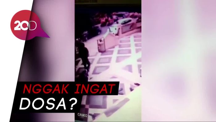 Aksi Pencurian Sepatu Terekam CCTV Masjid