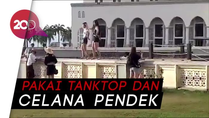 Bikin Geram! Turis Ini Joget Pakai Rok Mini di Depan Masjid 