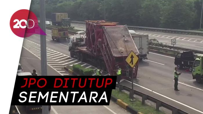 Kondisi JPO Tol JORR Usai Dihantam Truk