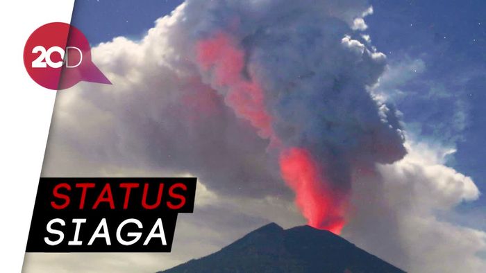 Gn Agung Alami Efusi, Terlihat Warna Kemerahan dari Kawah