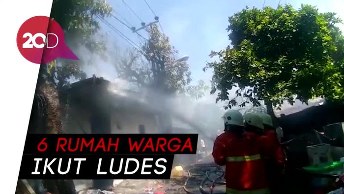 Petugas Damkar Berjibaku Padamkan Api di Gudang Kayu Surabaya