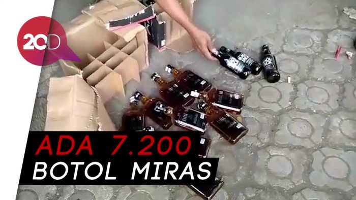 Warga Bongkar Gudang Berisi Ribuan Miras di Sukabumi 