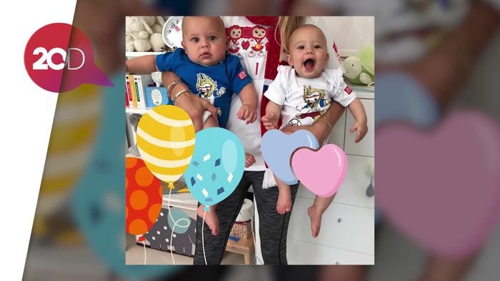 Menggemaskan! Bayi Kembar Anna Kournikova Fans Piala Dunia