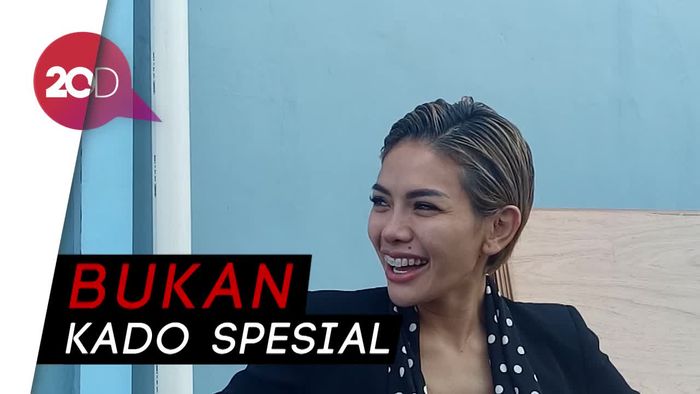 Nikita Mirzani Pamer Berlian 8 Karat Pemberian Dipo Latief