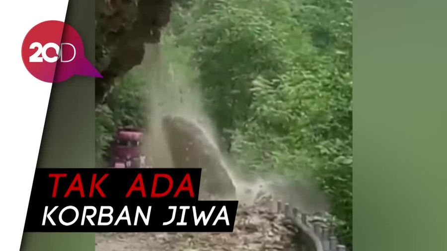 Detik-detik Video Longsor di China 
