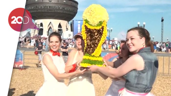 Seru Banget! Lihat Aksi Para Pengantin Wanita Main Bola