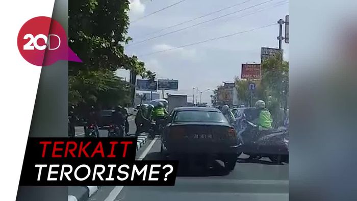 Honda Jazz Mencurigakan Jadi Bulan-bulanan Polisi Sleman