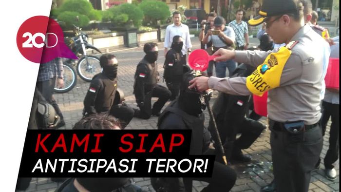 Jadi Satgas Antiteror, 12 Polisi Situbondo Disiram Air Kembang