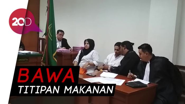 Dhawiya Dibawakan Makanan Warteg di Persidangan