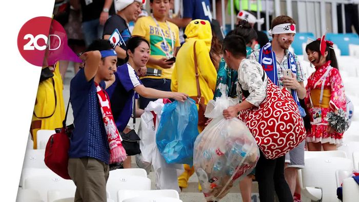Salut! Fans Jepang Tetap Pungut Sampah Usai Kalah Lawan Belgia
