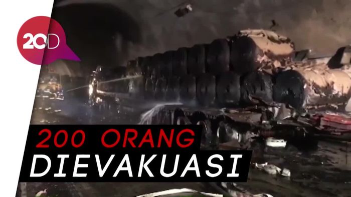 Mencekam! 2 Truk Tabrakan dan Terbakar di Terowongan China