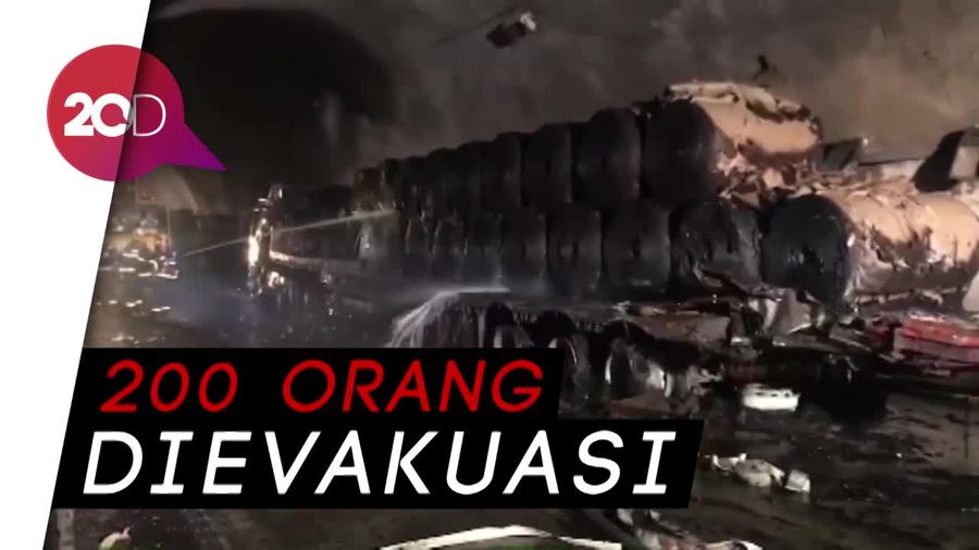 Mencekam! 2 Truk Tabrakan dan Terbakar di Terowongan China