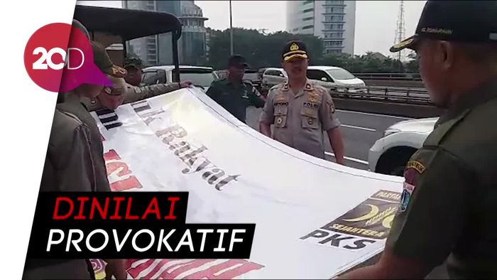 Satpol PP Cabut Spanduk PKS-Khilafah di Slipi 