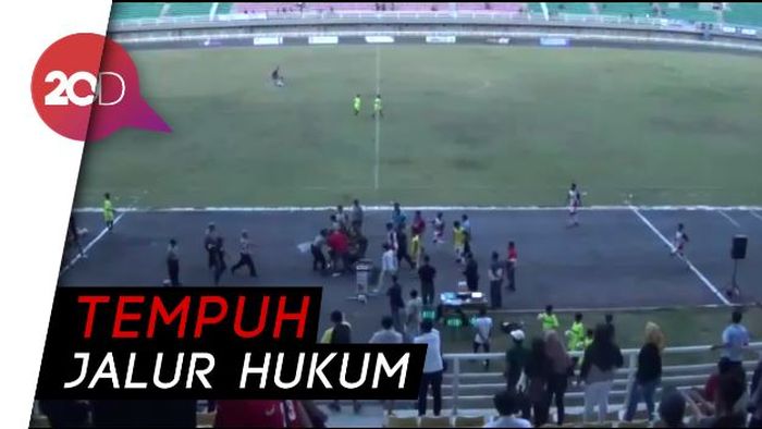 Wartawan Dikeroyok Suporter saat Abadikan Protes Pemain ke Wasit 