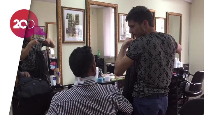 Tak Paham Azbuka, Jangan Coba Potong Rambut di Rusia