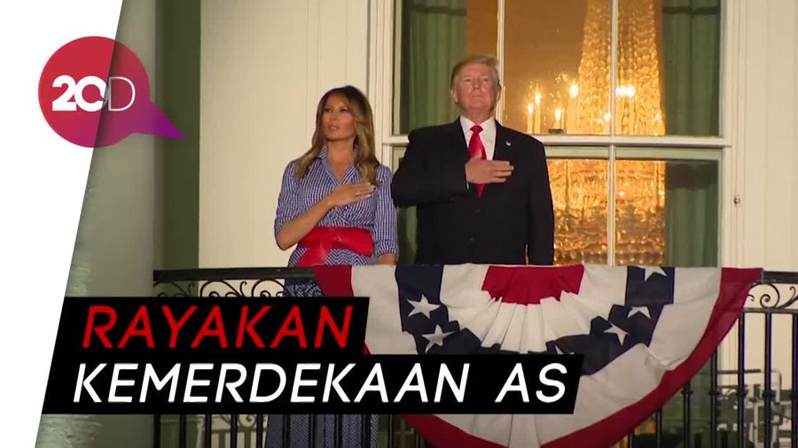 Romantis! Kala Trump dan Melania Menikmati Pesta Kembang Api